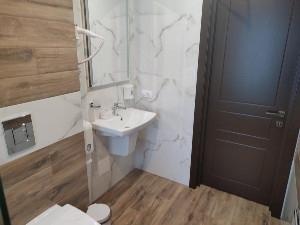 Optima Collection Bergshloss Rivne Exterior foto